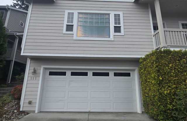 Comfortable Bremerton Townhome with Bonus Room and Fireplace Gallery 1