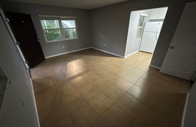 Amazing upstairs unit available, centrally located in Sarasota's best area. photos photos