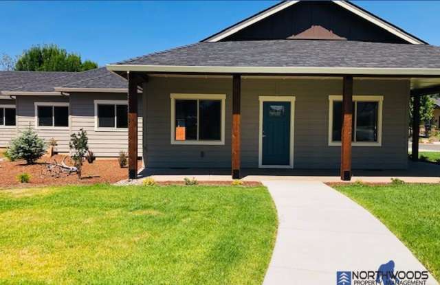 Newer Home Built 2020~ Walking distance to Eagle Point Golf Course! Gallery 3