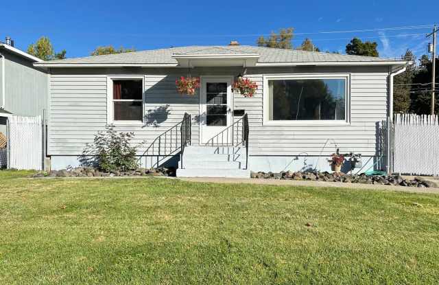 Northside 3-Bedroom Home Near Minnehaha Park & Centennial Trail Gallery 1