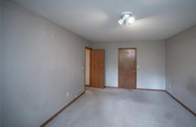 705 Grundhoefer Ct photos photos
