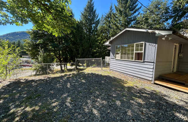 Two Bedroom One Bathroom House for Rent with Large Yard photos photos