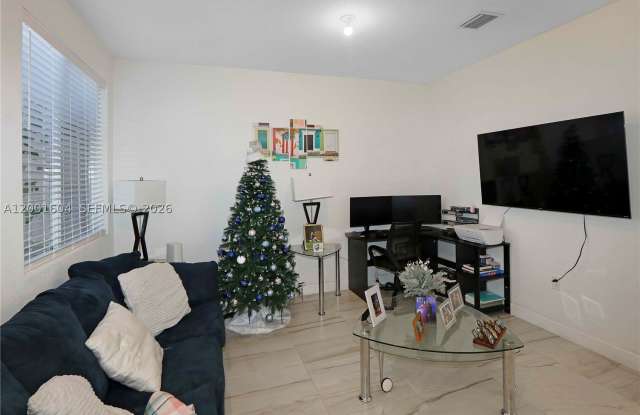 2432 SE 10th Ct Gallery 3