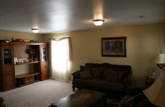 Huge 3 bed 2.5 bath single home in Spanish Fork Gallery 3