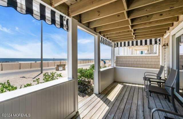 157 Beach Front Gallery 3