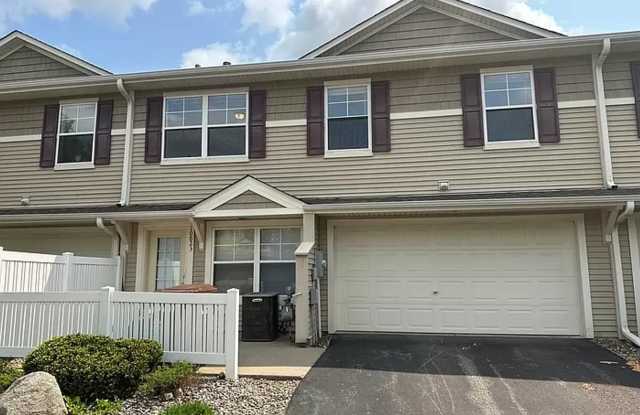 Beautiful Colonial 3 Bedroom Townhome in Woodbury! - 10823 Kingsfield Lane, Woodbury, MN 55129