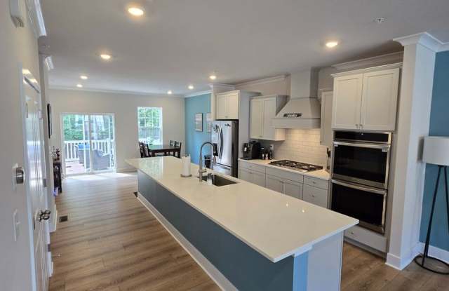 Stunning Townhome in California MD Gallery 3