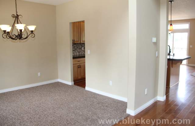 4 Bed, 2.5 Baths Home in Cul-de-sac Near Burnt Bridge Creek Trails Gallery 3
