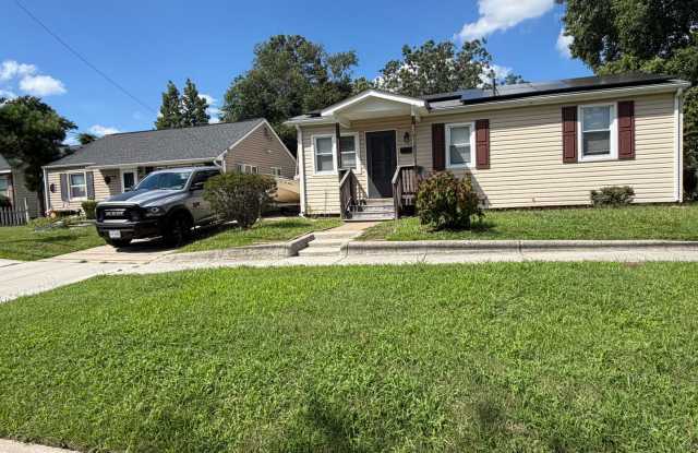 4 Bedroom 2 Bathroom Home in Norfolk! Gallery 1