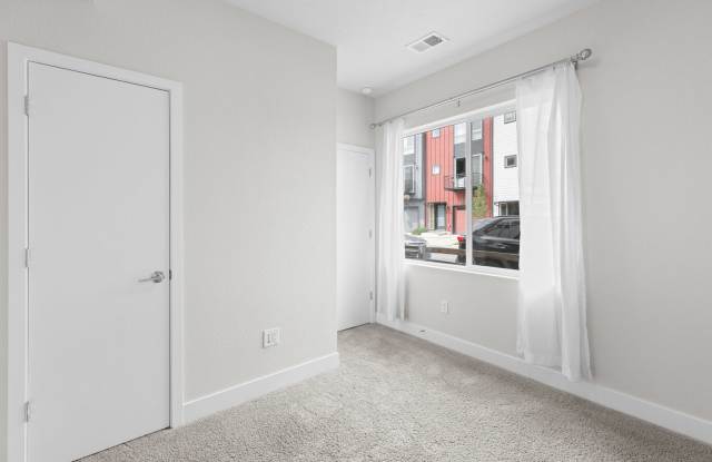 Spacious 3BD/2.5BA Home in Lakewood, CO! Gallery 4