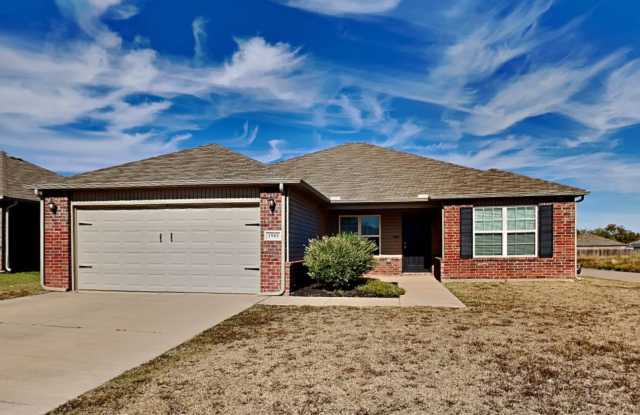 Beautiful 3 Bedroom 2 Bath Home With Storm Shelter in Mustang Schools photos photos