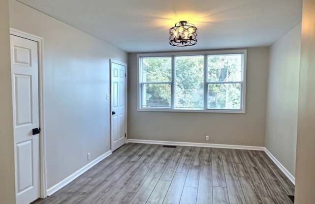 515 W 40th Place Gallery 3