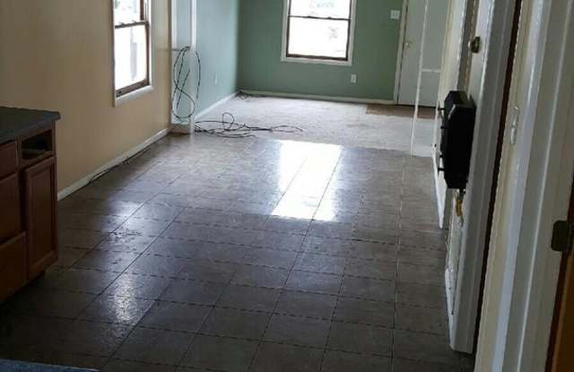 3 bedrooms ranch house with detached garage - 914 Miller Avenue, Newark, OH 43055