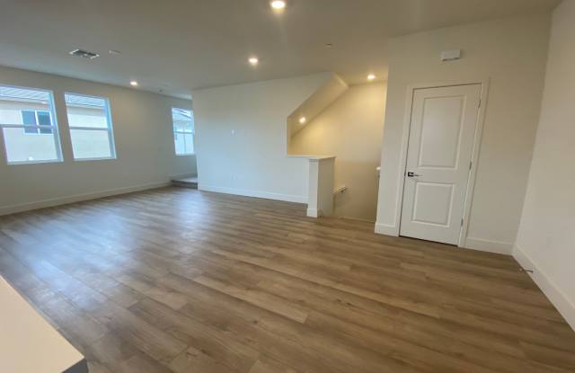 Boulevards End Unit Townhouse, 3 Bed / 2.5 Bath, Amenities, Close to 580 Gallery 4