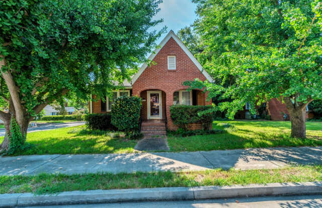 3 Bed/2 Bath house for rent near Medical District, with fenced back yard! Gallery 1
