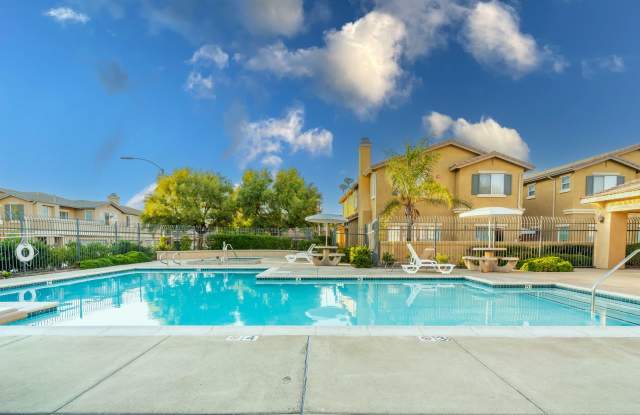 Gorgeous Town Home- Gated community- Pool Gallery 3