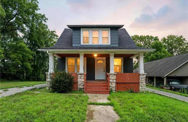 Great 2 bedroom 2 FULL bathrooms remodeled home - 2711 Kensington Avenue, Kansas City, MO 64128