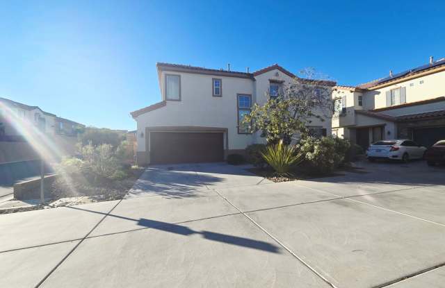 MOUNTAINS EDGE BEAUTY! CHARMING 3 BEDROOM 2.5 BATH IN GATED COMMUNITY! photos photos