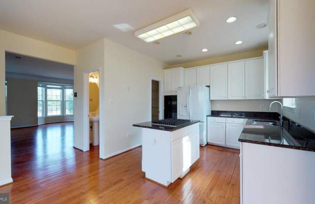12943 WOOD CRESCENT Circle Gallery 4