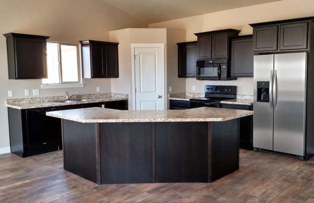 AVAILABLE 10/15 – SPACIOUS 3-BEDROOM HOME WITH 3-CAR GARAGE Gallery 4