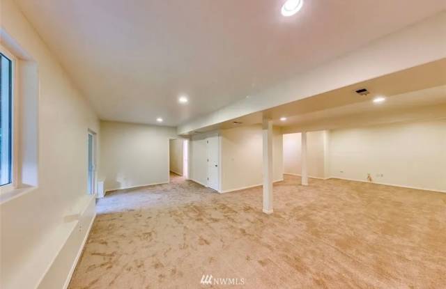 Spacious house in east bremerton Gallery 4