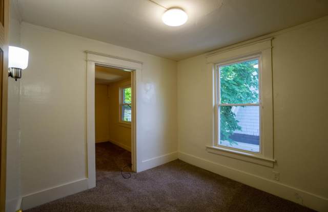917 Lancaster Ave - June 1, 2027 - Beautiful Single Family Home Gallery 3