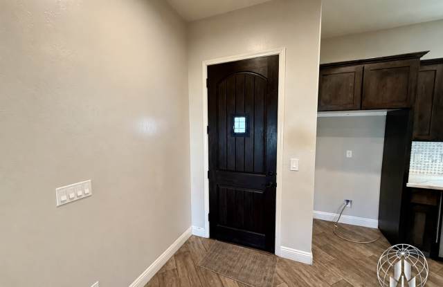 Beautiful 4 Bed/3 Bath Home in NE Bakersfield W/ Paid Solar, RBP & Deposit Alternative Option Gallery 3