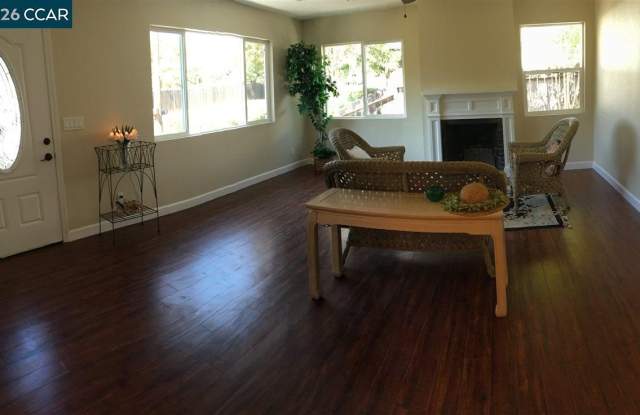 1448 Rosal Ln FRONT HOUSE Gallery 3