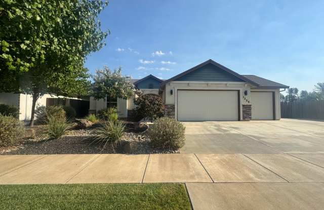 4 BED 2.5 BATH HOME IN REDDING, CA - 3254 Lemurian Road, Redding, CA 96002