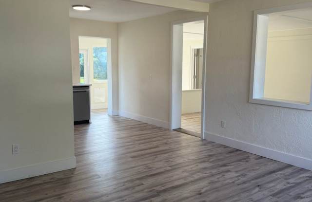 SUPER CUTE 2 BEDROOM, 2 BATH HOME – POWER & WATER INCLUDED! Gallery 4