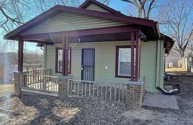 Charming 4BR 1BA Home with spacious yard! photos photos