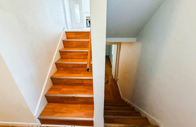 4 Bed/3 Bath Three Story Condo Near Bus Routes and Shopping Gallery 3