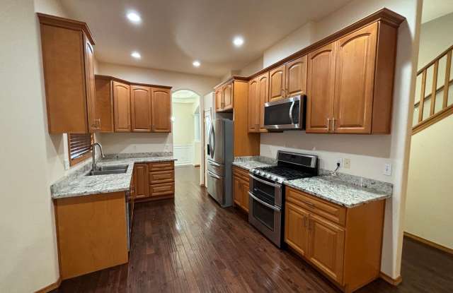 Spacious 4-Bedroom Family Home in Creekside Park, Bothell Gallery 4