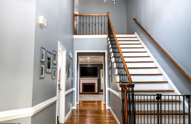 304 Bridle Path Gallery 2