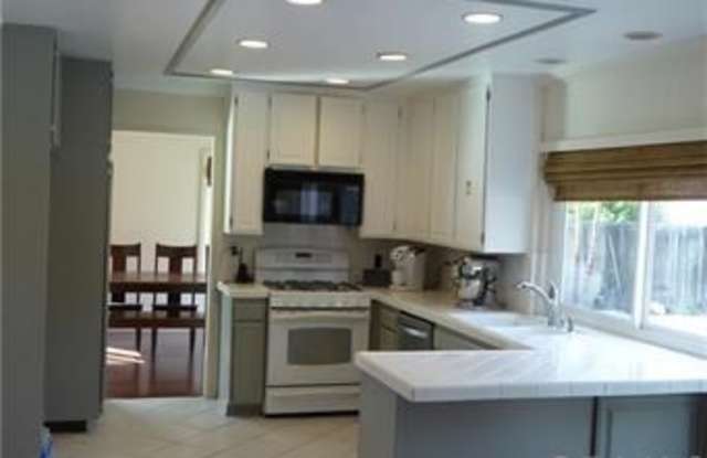 22551 La Vina Drive Gallery 3