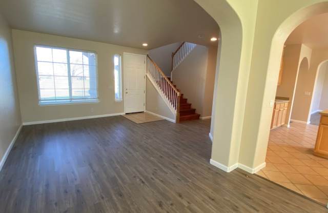 Large 4 bedroom + Den, 2.5 bath home for rent! Gallery 3