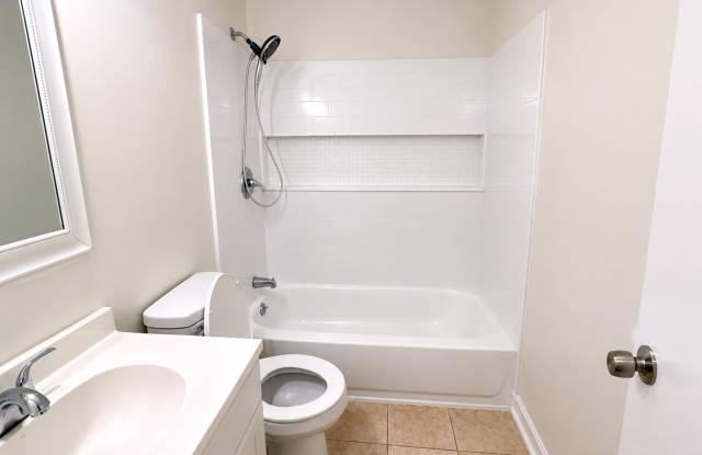 4 Bedroom Single Family House 6457 Barker Dr N in Mobile, AL 36606 Gallery 3