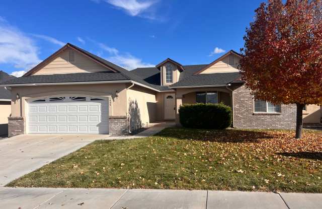 Beautiful home located on the Golf Course! - 1035 Pepper Lane, Fernley, NV 89408