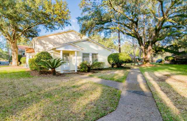 2 Bed/1 Bath Condo with In-Ground Pool - 3307 Kingswood Court, Ferry Pass, FL 32514