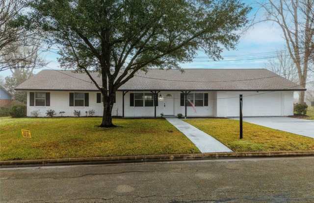 BEAUTIFUL HOME IN BRENHAM. MOVE IN READY!. photos photos
