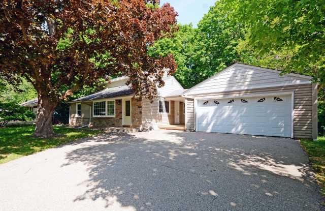 Beautiful 4 Bed 2.5 Bath Home in Minnetonka! photos photos