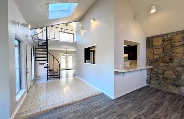 ✨Cozy North OKC home with fireplace ✨ - 9013 Northridge Drive, Oklahoma City, OK 73132