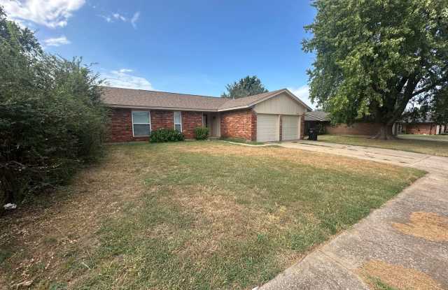 3 Bed, 2 Bath Brick Home w/2 Car Garage Gallery 4