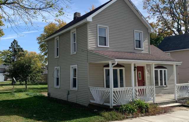 3 Bedroom Home in Dunlap – Fireplace, Large Yard & Storage Shed Gallery 3