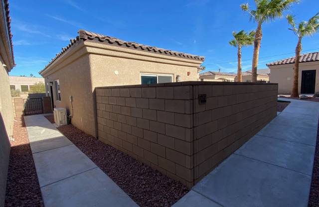 1 Bedroom/1 Bathroom w/Garage - Downtown Condo - 490 North Lake Havasu Avenue, Lake Havasu City, AZ 86403