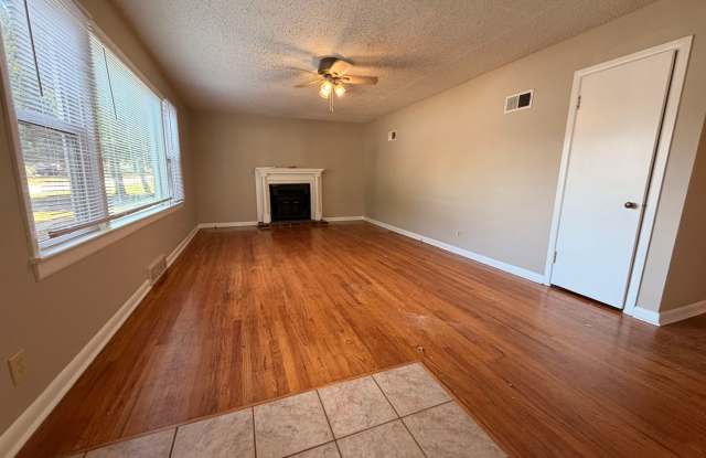 2 Bed / 1 Bath House w/ garage and fenced in backyard. Gallery 3