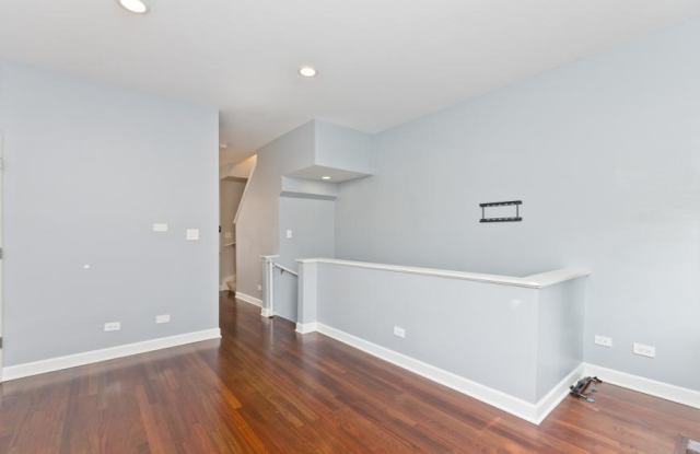 1332 N Burling Gallery 4