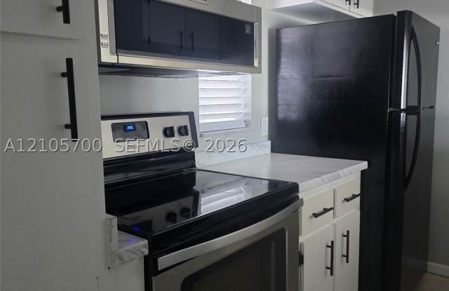 9946 Twin Lakes Dr Gallery 1