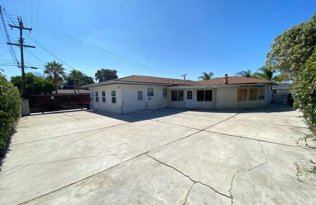 8BD/3BA, Lots of Parking! Gallery 3