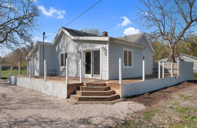 2 Bed, 1 Bath Updated House in Savoy - AVAILABLE NOW! photos photos